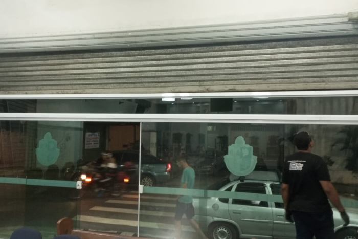 CONSERTO DE PORTAS 13 Portão de aço de enrolar automático e correr